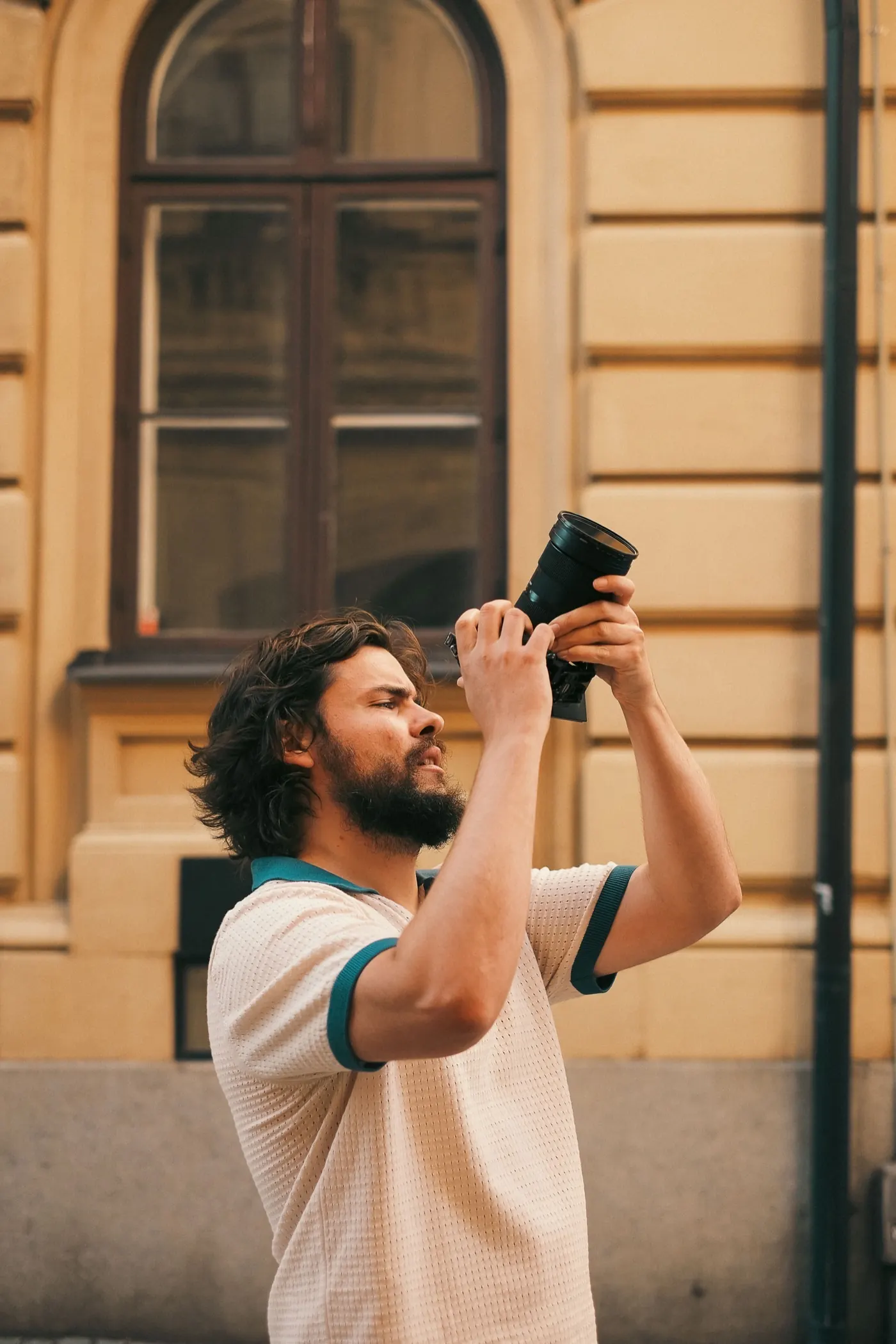 Adam Flambo fotograferar på en fotopromenad i Stockholm