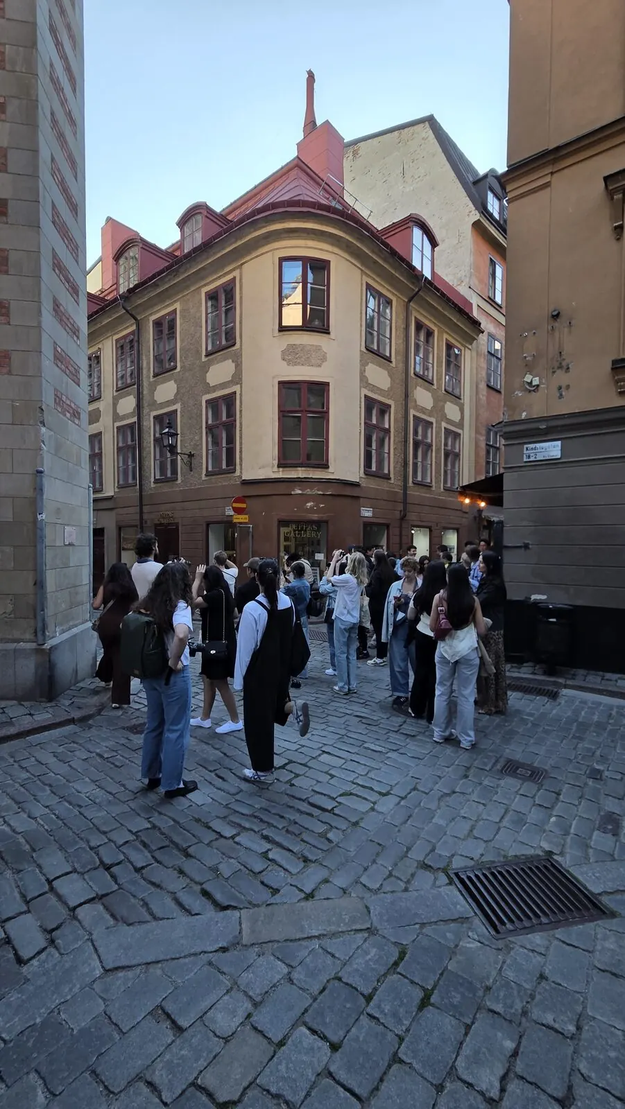 En grupp med kameror på en gata i Stockholm